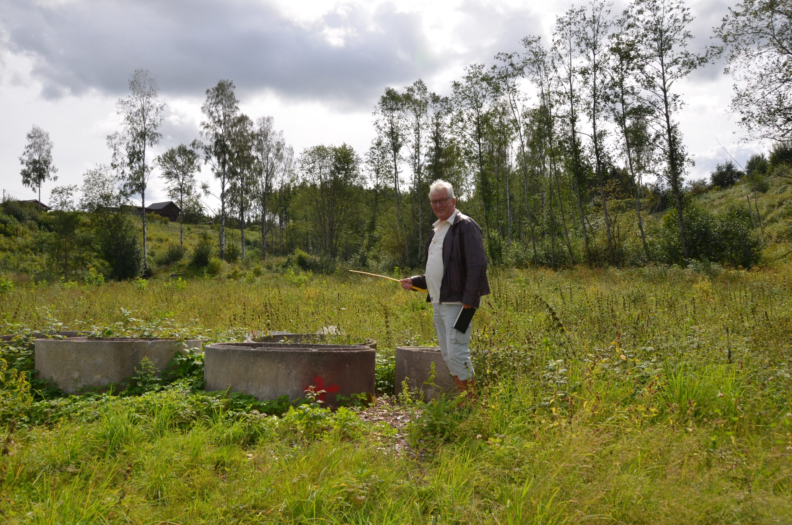 Ringer til fundamentering av støttestag i forkant av tomteområdet.